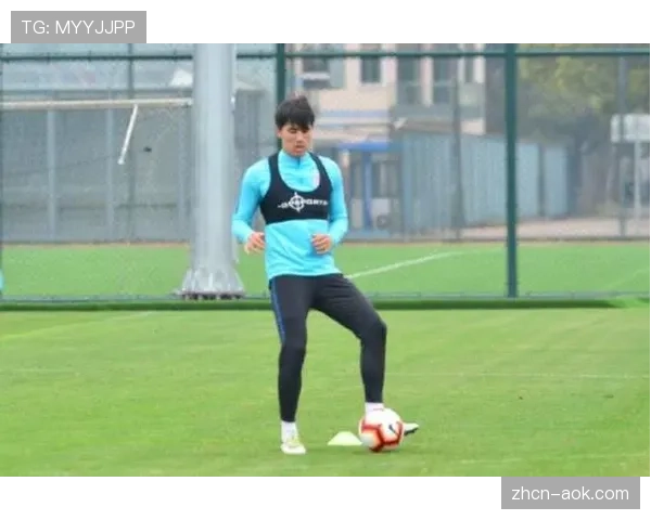 特写：老帅弗洛雷斯在训练场上亲自示范跑动线路，要求全队统一压迫